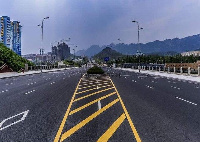 鎮(zhèn)江道路劃線，鎮(zhèn)江道路劃線施工單位？飛揚(yáng)市政專業(yè)可靠！