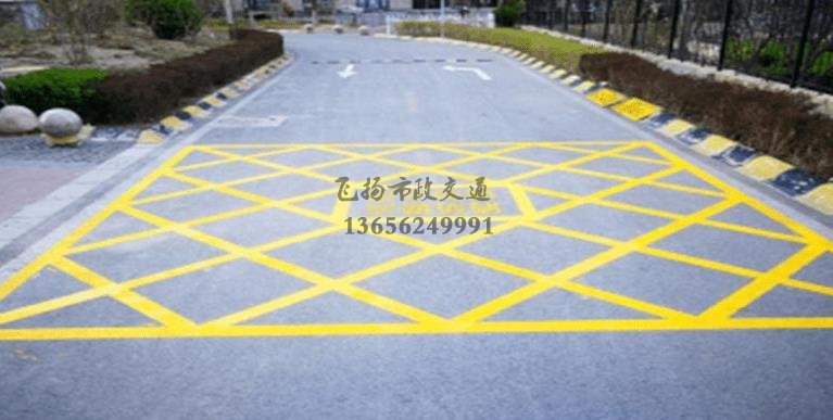 蘇州小區(qū)道路消防車通道劃線標準化示意圖，停車場消防車通道的設(shè)計規(guī)定要求？