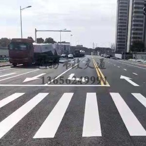 什么原因公路上的道路劃線一般都帶有反光膜？