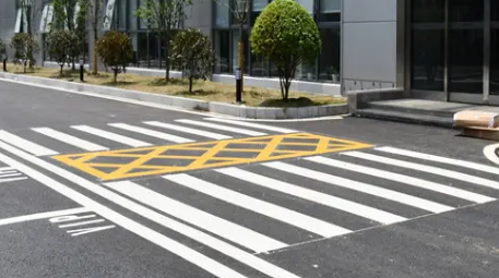 優(yōu)質(zhì)企業(yè)廠區(qū)道路劃線，高效安全的必備選擇！